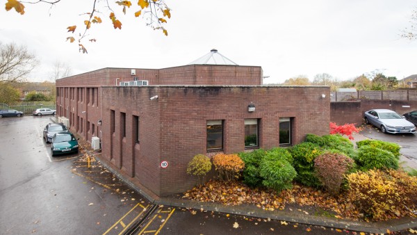 newbury_-_rg14_2nu_-_front_of_building