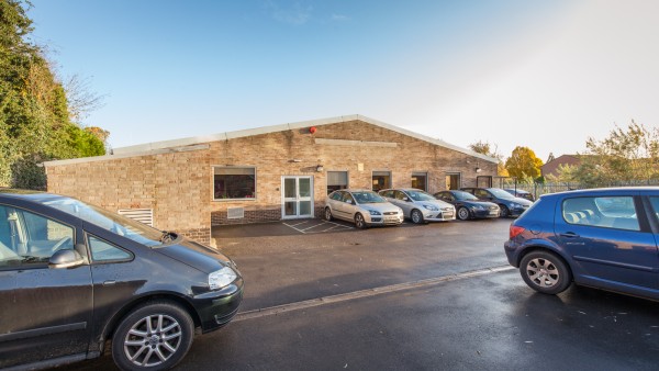 newbury_-_rg14_2nu_-_side_of_building_01