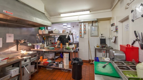 west_regent_-_glasgow_-_g2_2ru_buck_s_bar_-_kitchen_02